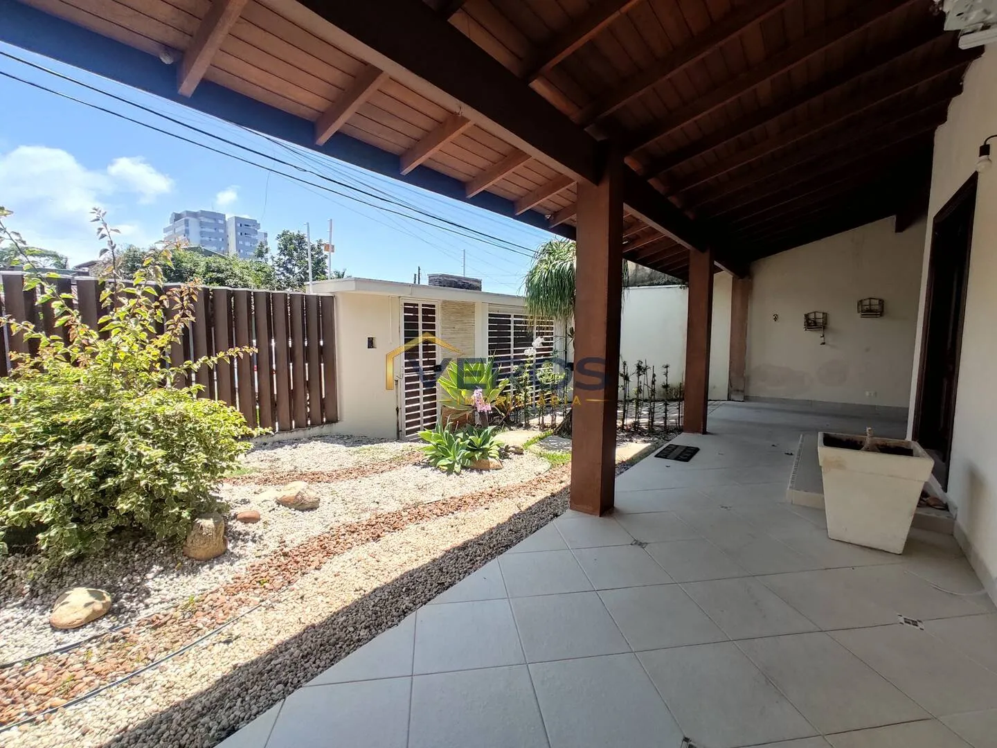 Imagem Casa com Piscina a poucos metros da praia no Indaiá em Caraguá