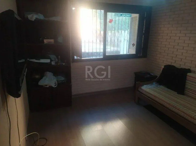 Imagem Casa com 03 dormitórios, churrasqueira, pátio com piscina e 5 vagas de garagem no bairro Menino Deus