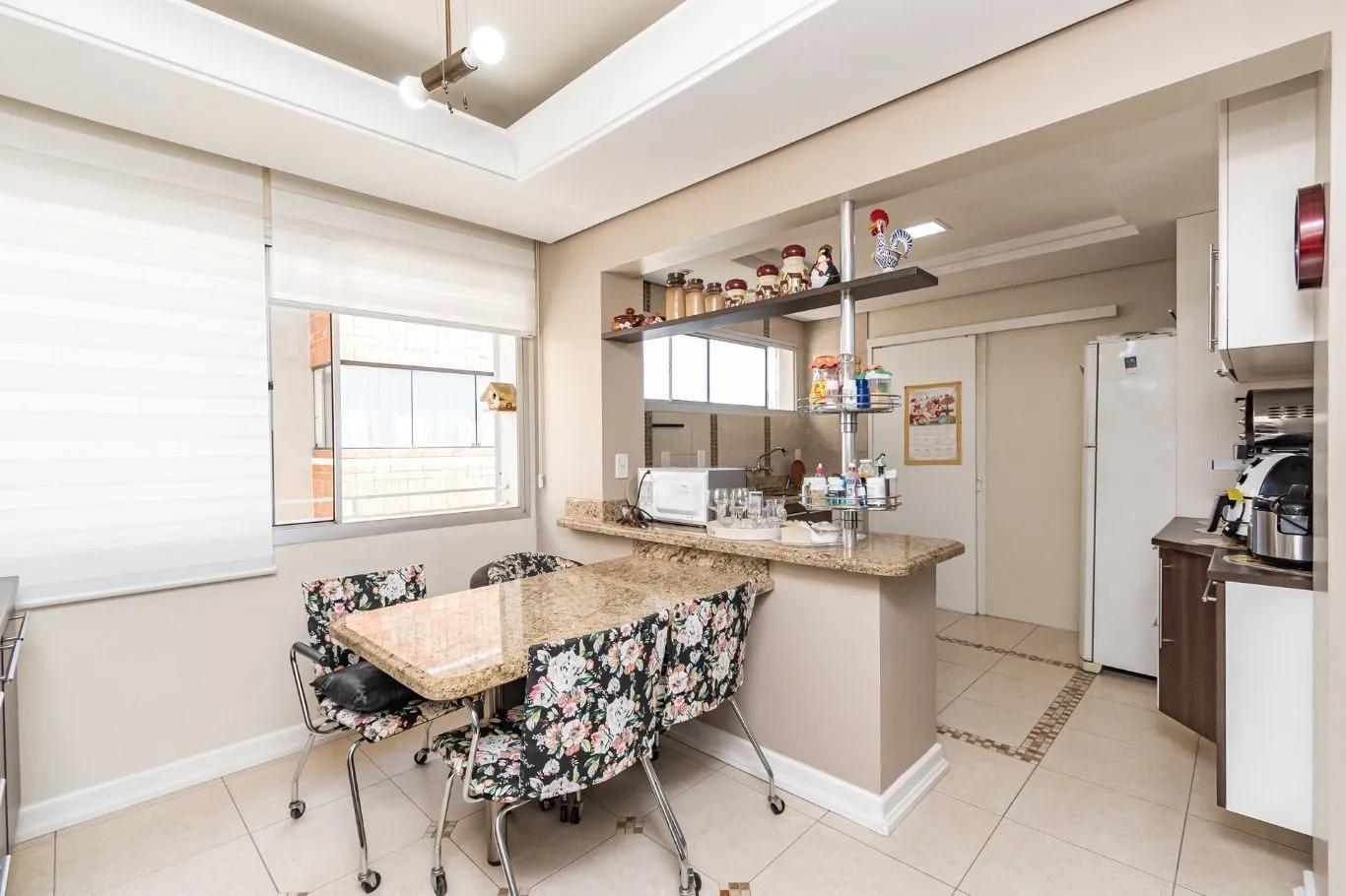 Imagem Vende-se apartamento com 3 quartos (1 suíte), 133 m² e 1 vaga - Petrópolis