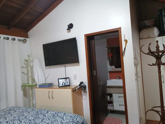 Imagem Espaçosa casa em Garopaba-SC: 3 dormitórios, suíte, jardim e documentação completa.