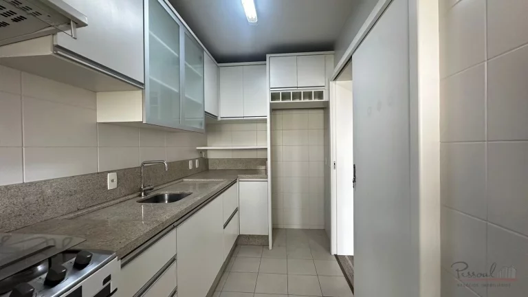 Imagem Apartamento com 93m² de área privativa, semimobiliado, 3 dormitórios (sendo 1 suíte), 1 banheiro...