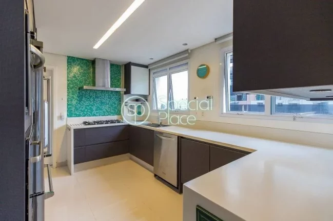 Imagem Totalmente reformado, apto com 201m² com planta versátil e super bem localizado. Amplo living com ...