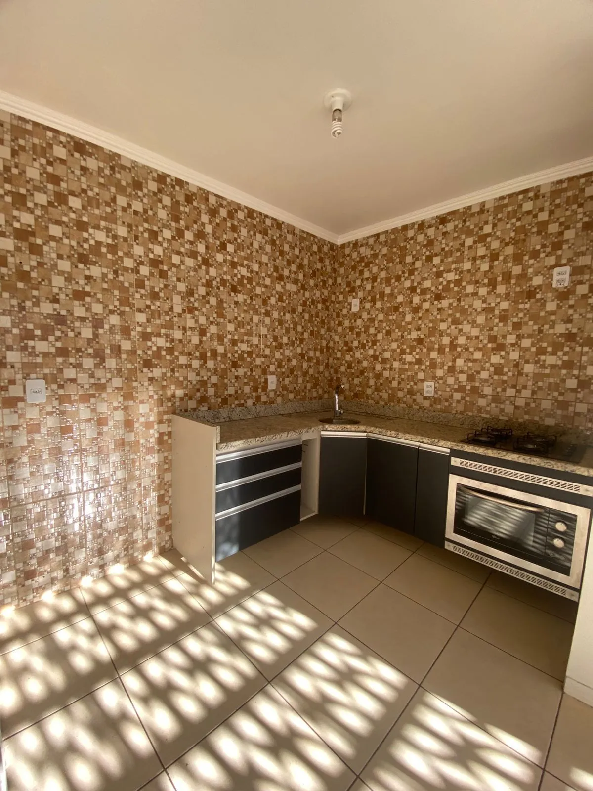 Imagem Apartamento 2 Dormitórios com Garagem Coberta à Venda no Bairro Teresópolis - Amplo, Arejado e de Frente, 67m2
