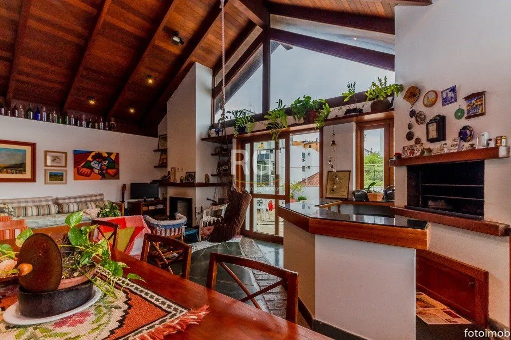 Imagem Cobertura para Venda - 248.34m², 3 dormitórios, sendo 1 suites, 3 vagas - Petrópolis