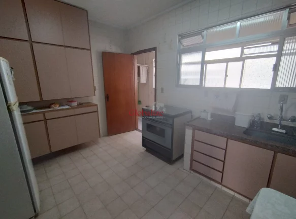 Imagem Apartamento com 3 dormitórios, 1 suíte, dependência completa e 2 vagas no bairro Ponta da Praia em Santos por R$680.000,00