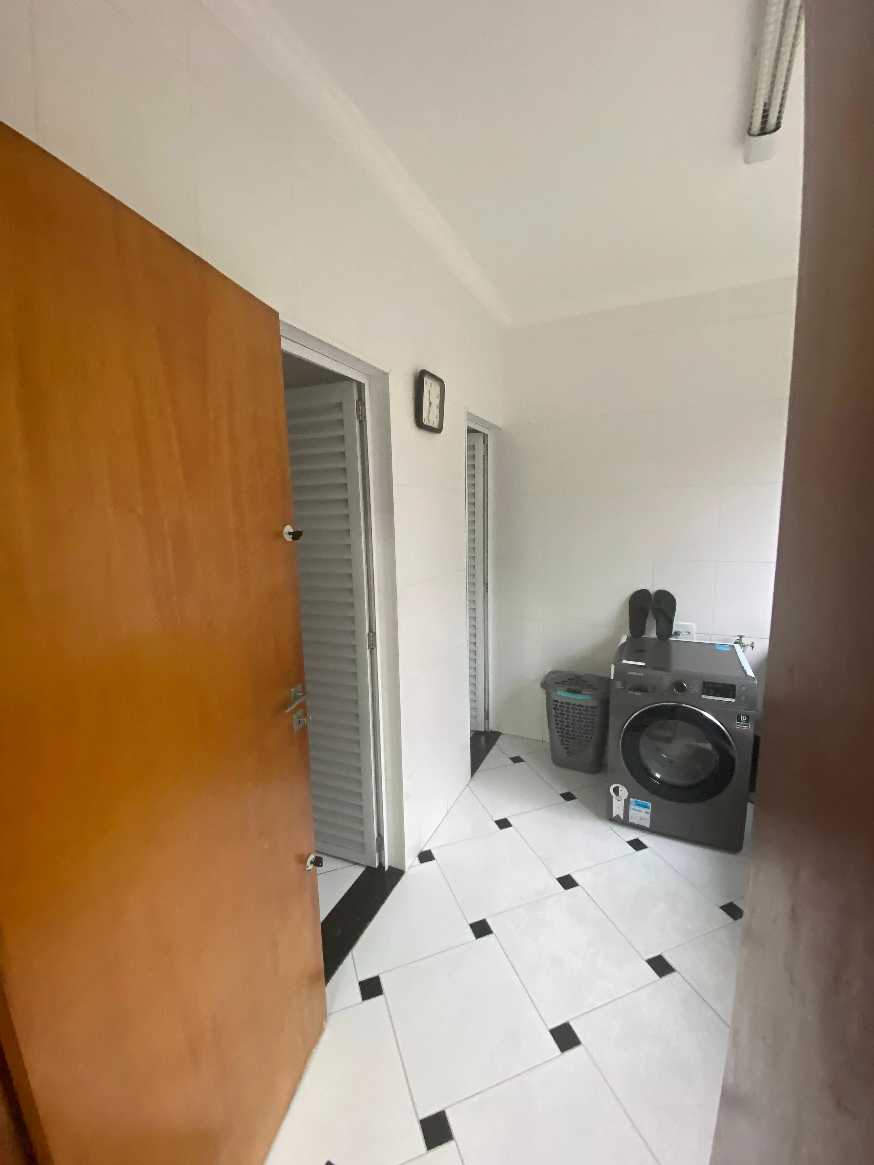 Imagem Residência Exclusiva no Embaré: Elegância, Conforto e Sofisticação em Cada Detalhe