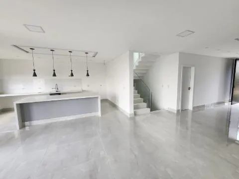 Imagem VENDA DE SOBRADO MODERNO NO CONDOMÍNIO ARUJÁ V, EM ARUJÁ/SP, com 300m², 04 suítes, sala 03 ambientes, piscina e garagem para 04 carros. CONSULTE-NOS.