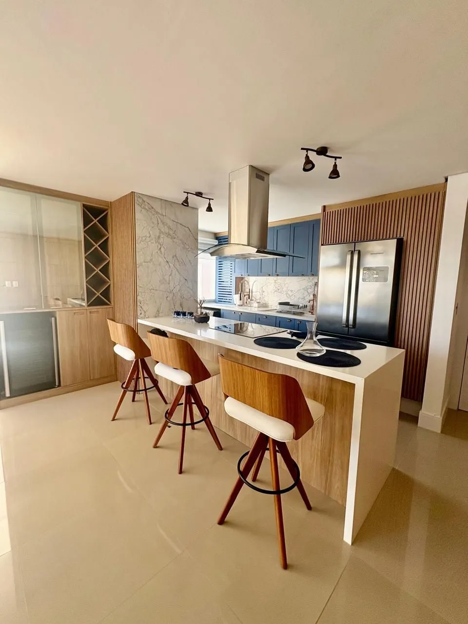 Imagem Apartamento à venda no Bairro Tristeza - Mobiliado. Lindo apartamento de 3 dormitórios, transformado em 2 dormitorios, sendo 1 suíte, com excelente distribuição dos ambientes.