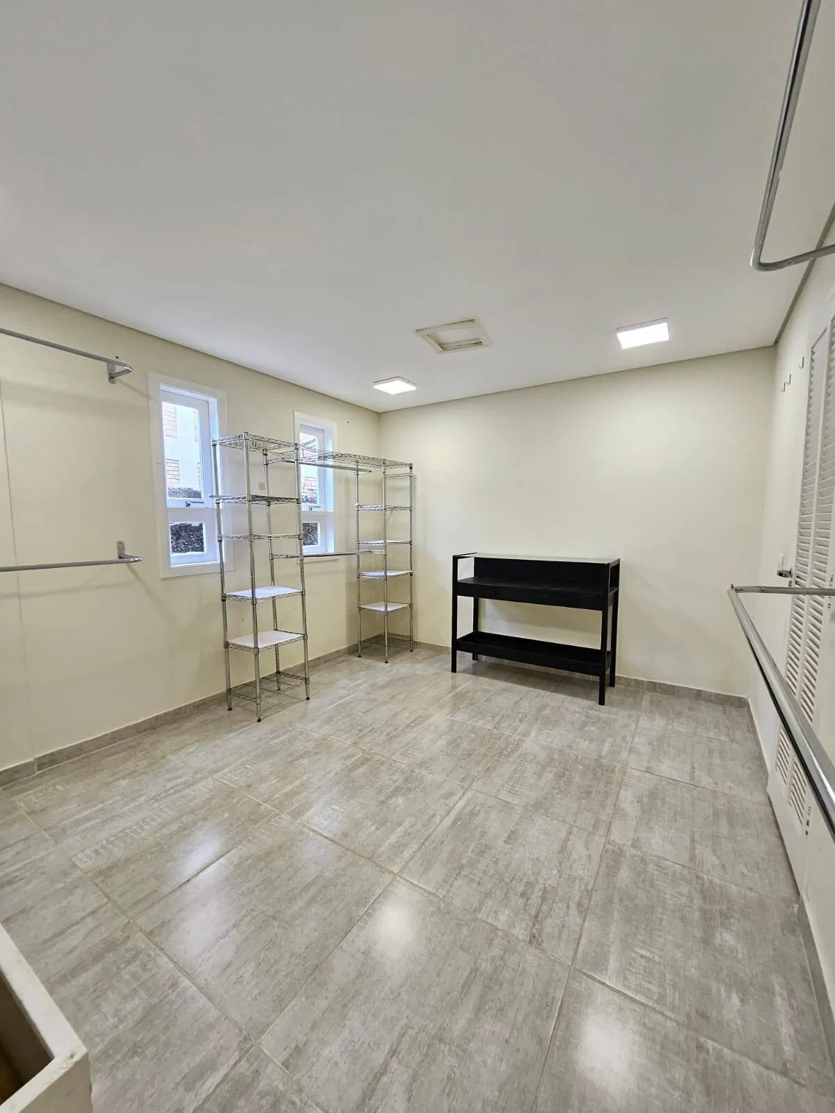 Imagem Linda Casa Nova em Higienópolis - 700m² de Terreno, 4 Suítes e Área de Lazer Completa