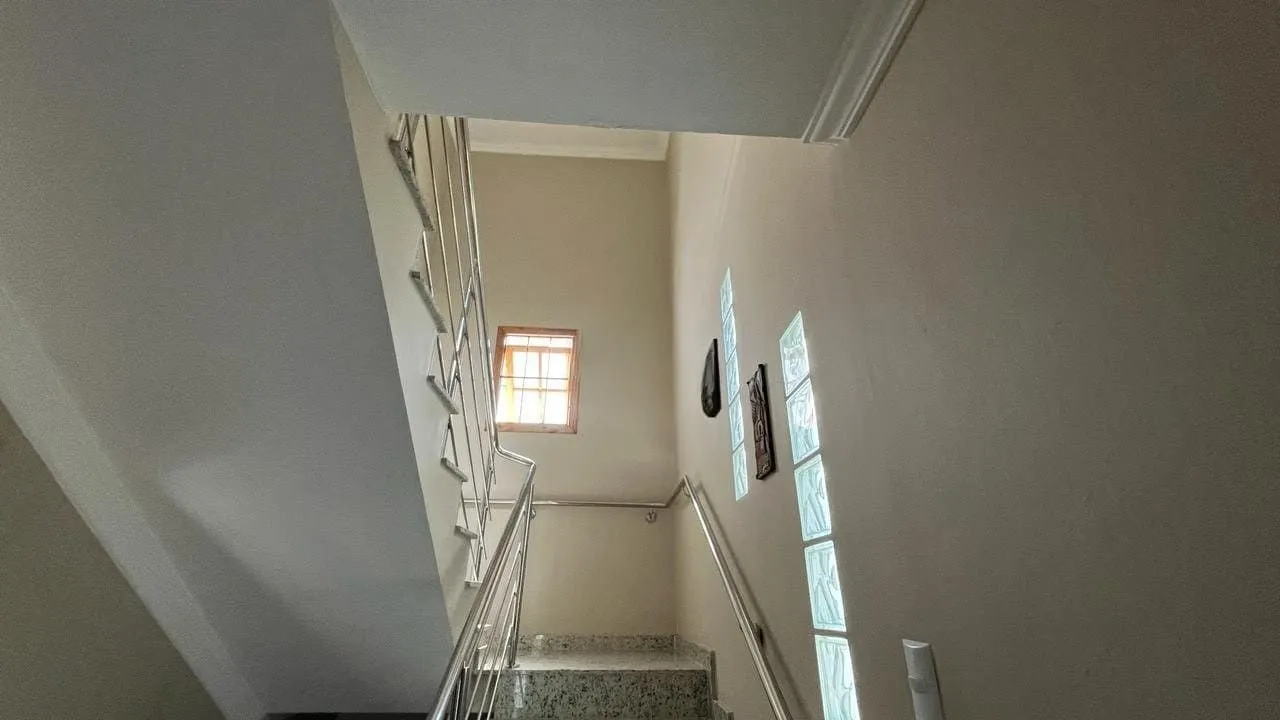 Imagem Casa de 4 dormitórios no bairro Santo Antônio, Porto Alegre