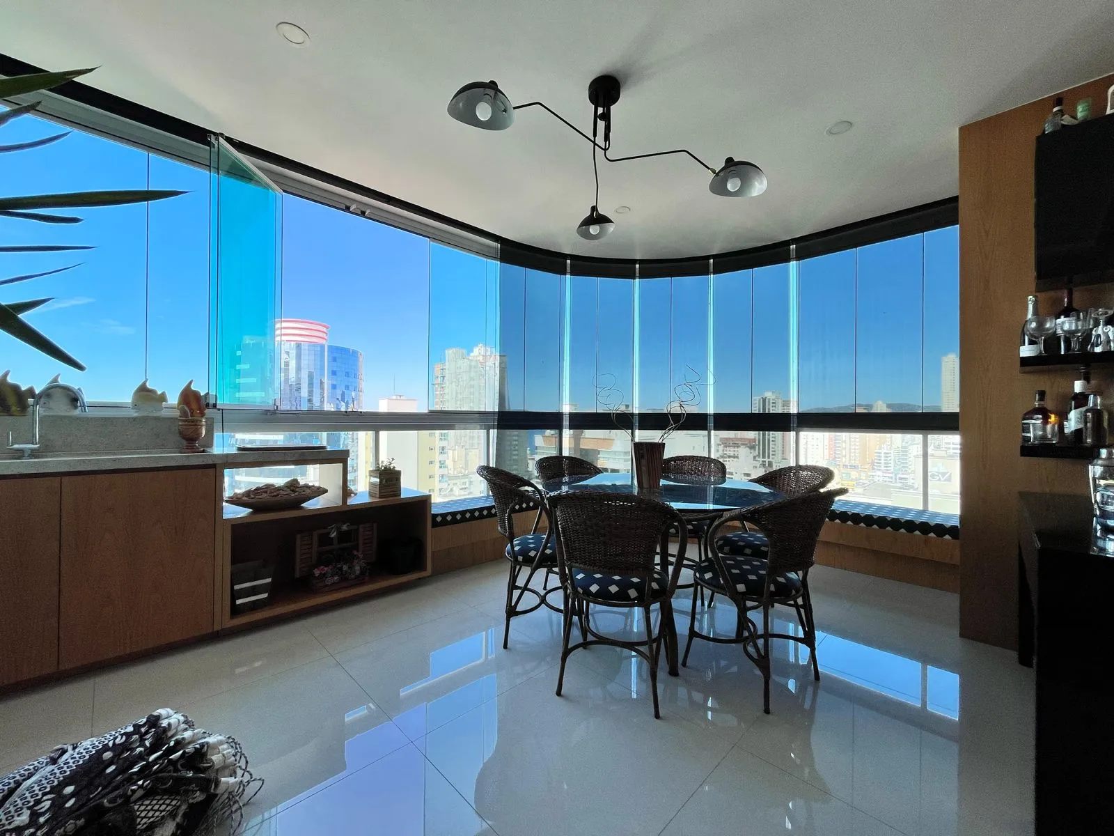 Imagem Apartamento com vista para o mar à venda com 193m2 por R$ 3.350.000,00