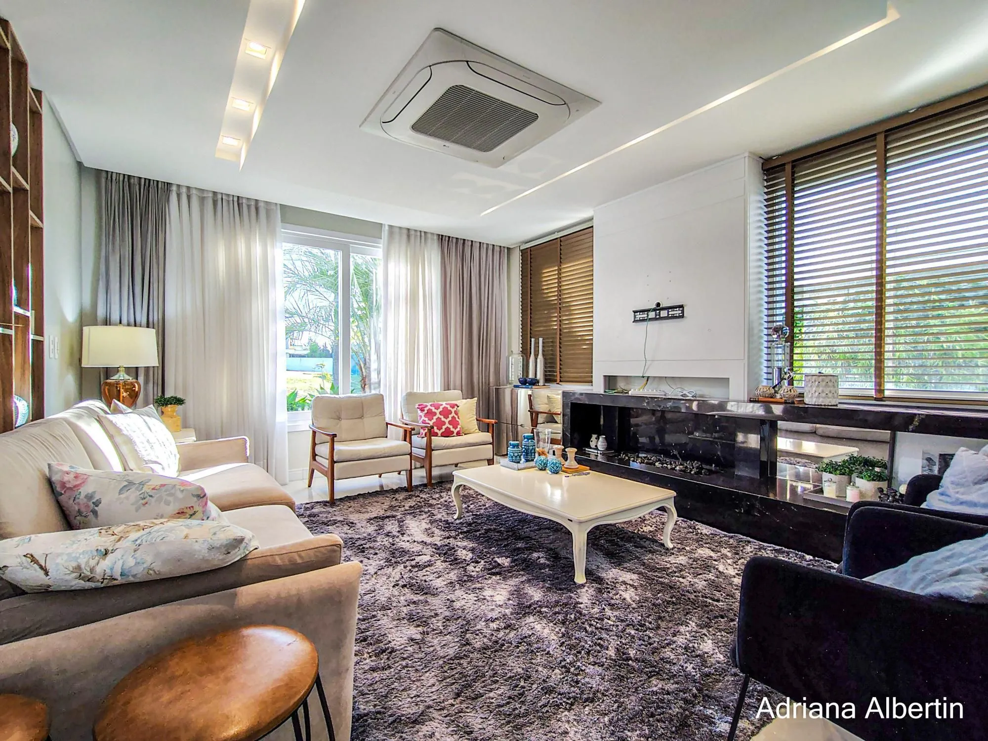Imagem ALPHAVILLE PORTO ALEGRE | CASA COM FUNDOS PARA APP E ÁREA EXTERNA COMPLETA