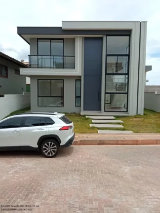 Imagem Luxuosa casa em condomínio à venda em Lauro de Freitas-BA, no bairro Buraquinho, com 4 quartos, 4 suítes, 2 salas, 1 banheiro, 2 vagas de garagem e 350m² de área.
