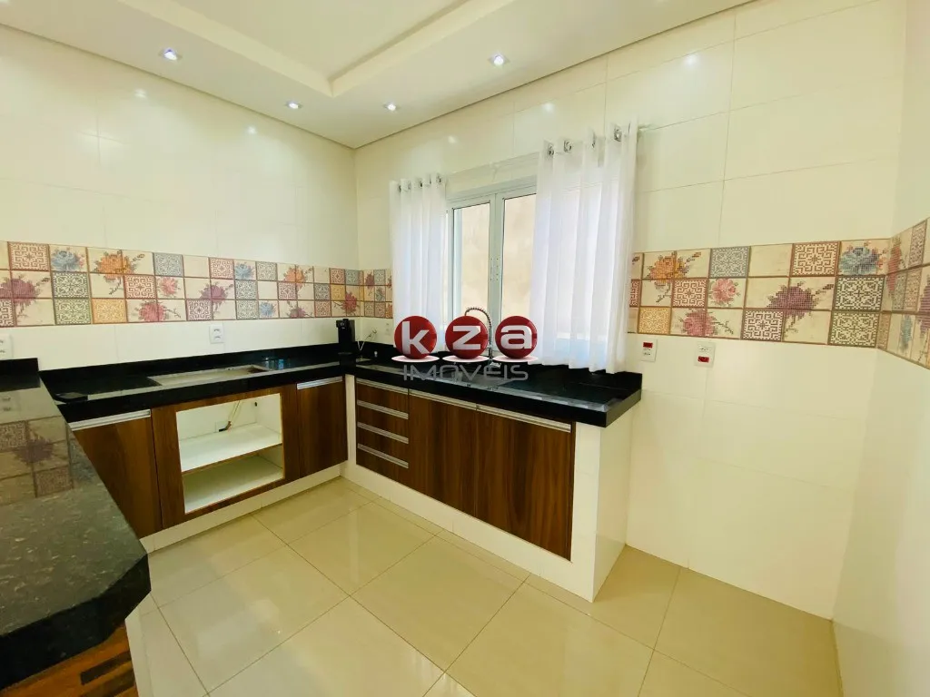 Imagem Casa para locação em condomínio exclusivo de Valinhos-SP, 3 quartos, 3 suítes, 3 salas, 5 banheiros, 6 vagas, 242m². Lenheiro
