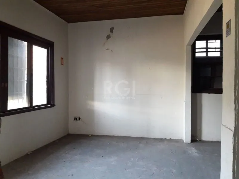 Imagem na Assis Brasil, Casa para Venda - 220m², 3 dormitórios, 2 vagas - Passo da Areia