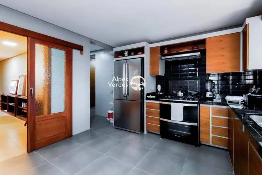 Imagem Vende-se Casa em Condominio com 4 suites a 5 minutos da Rua Coberta
