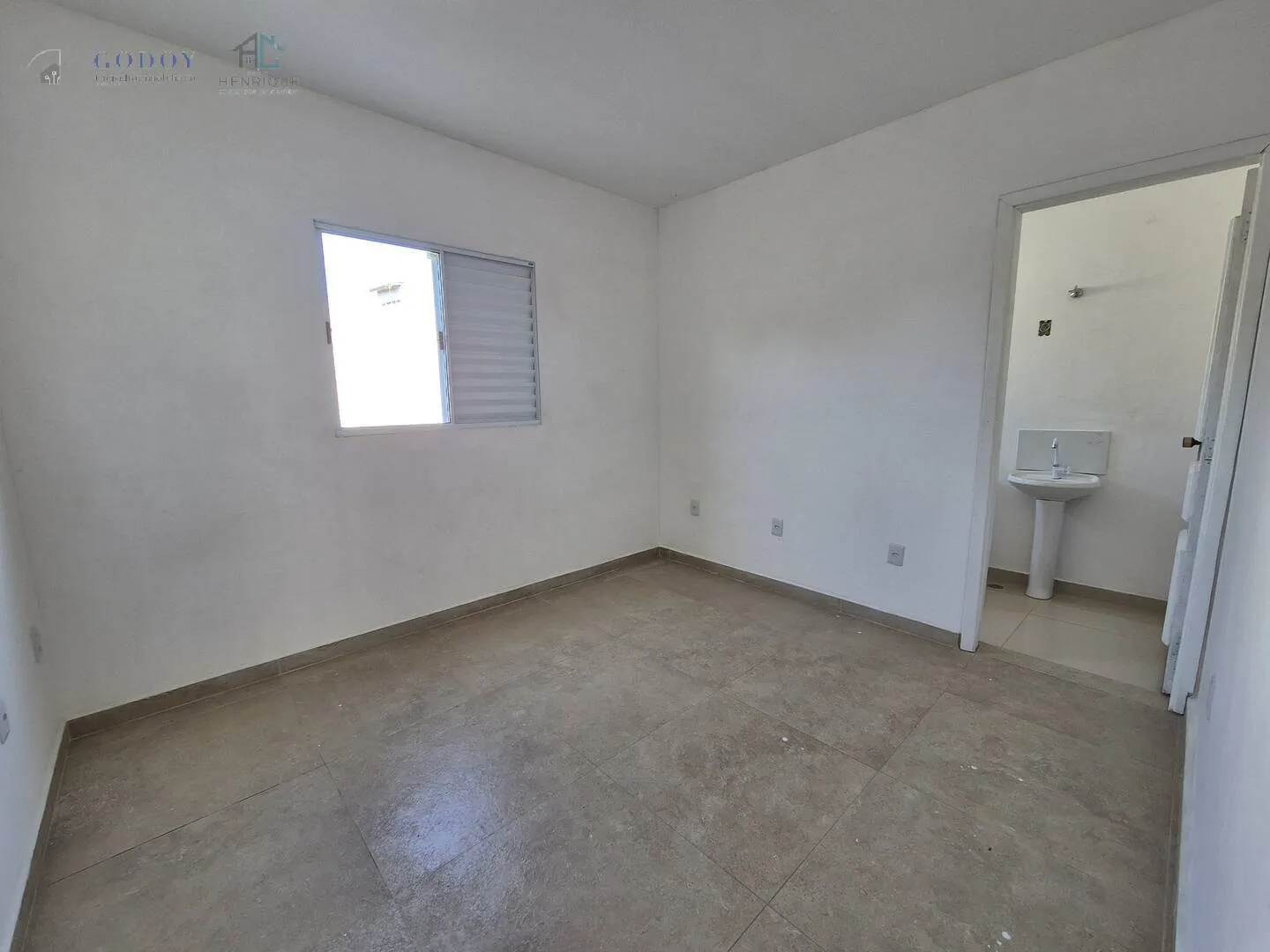 Imagem Casa em Condomínio Fechado com Suíte, Quintal e Garagem Coberta