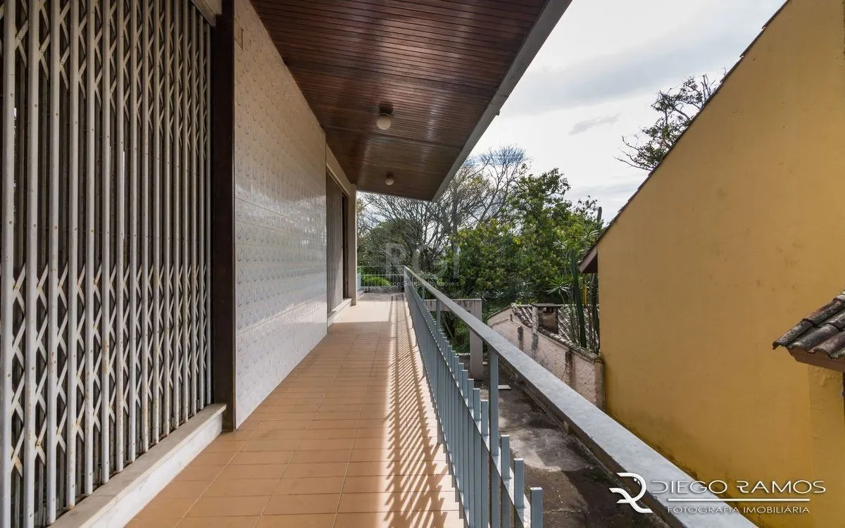 Imagem Venda de casa residencial 25,00m x 80,00m- Menino Deus. 4 vagas, 4 dormitórios, sendo 1 suíte, 1 varanda, lareira e churrasqueira.
