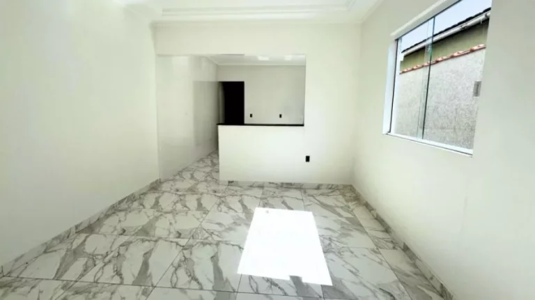 Imagem Casa térrea com 2 dormitórios sendo 1 suite. O imóvel está em condomínio fechado, proporcionando mais segurança e conforto aos moradores, você encontra á venda na Imobiliaria Consulte Imoveis.