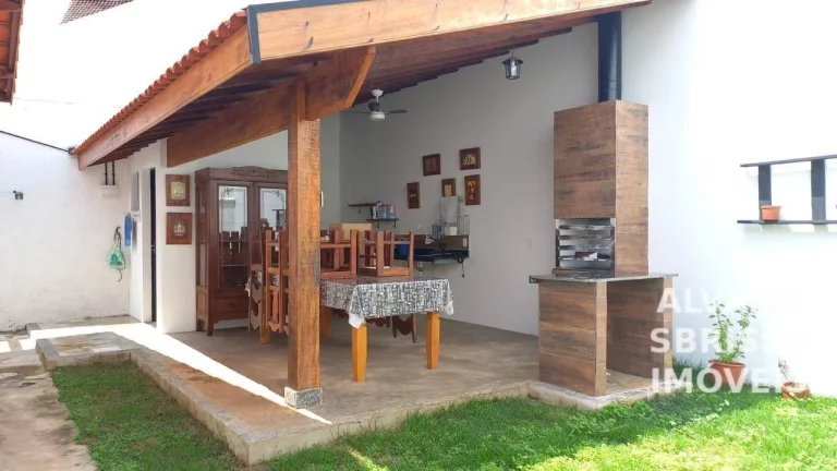 Imagem Casa Espaçosa com 3 Quartos, Suíte, Churrasqueira e Garagem para 4 Carros – Conforto e Praticidade para Sua Família!