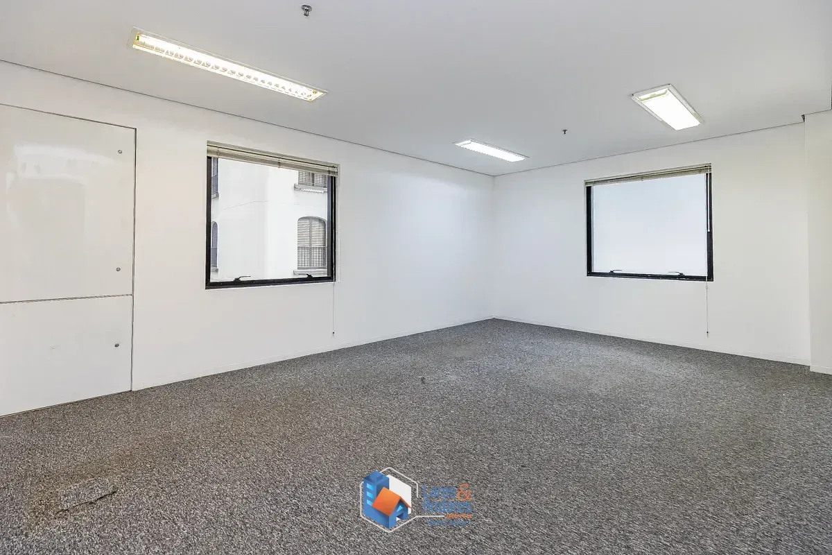 Imagem Conjunto comercial para venda em Cerqueira César, 90m²