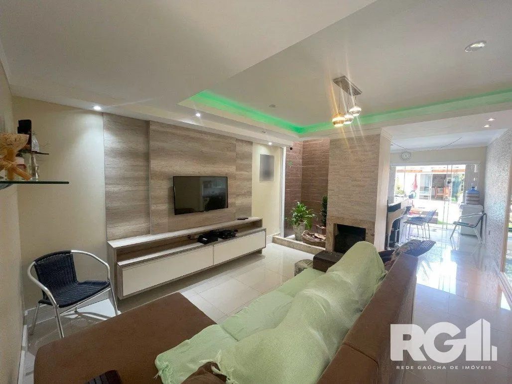Imagem Bela casa três dormitórios localizada nos altos do bairro Guarujá
