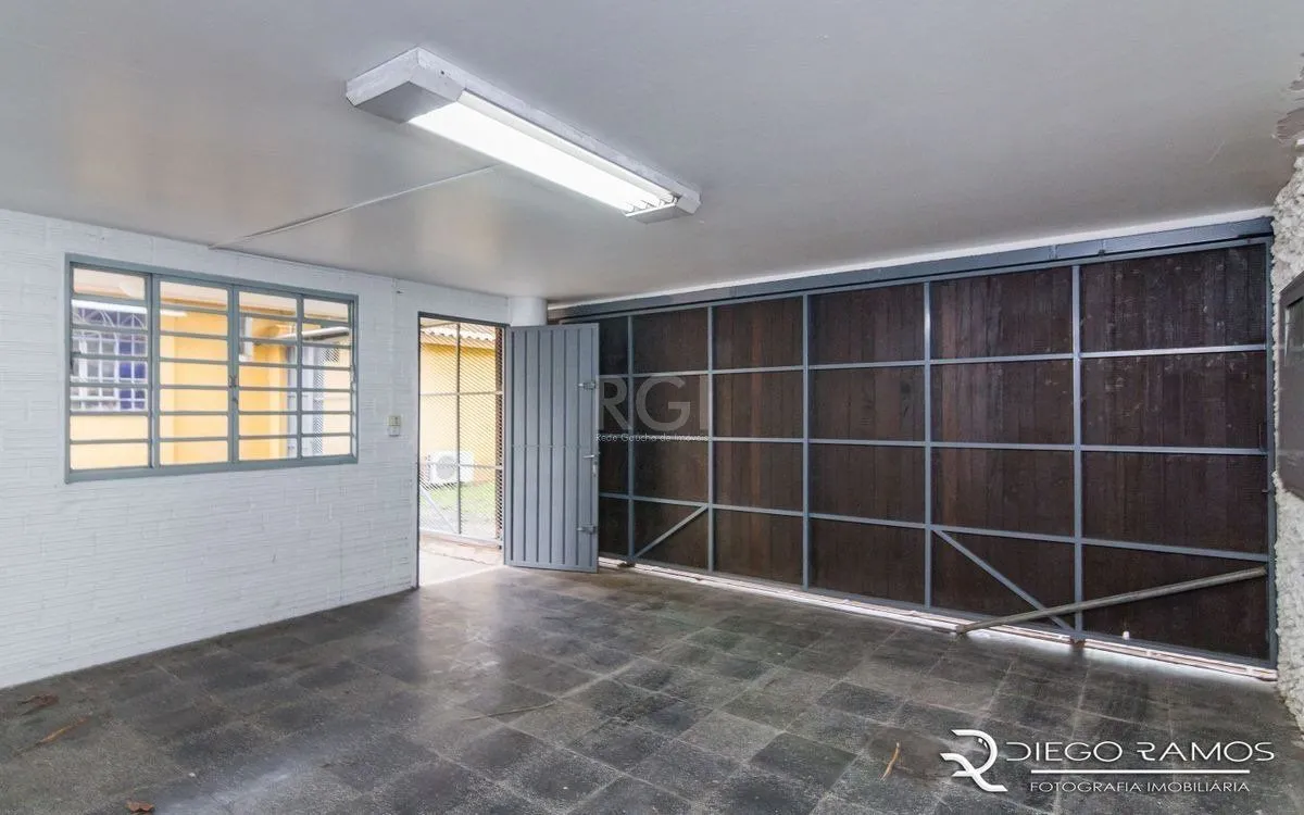 Imagem Venda de casa residencial 25,00m x 80,00m- Menino Deus. 4 vagas, 4 dormitórios, sendo 1 suíte, 1 varanda, lareira e churrasqueira.