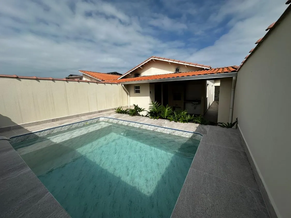 Imagem CASA NOVA COM PISCINA, 02 DORMITÓRIOS E DISPONÍVEL PARA VENDA E LOCAÇÃO LADO PISTA NA VILA ATLÂNTICA EM MONGAGUÁ