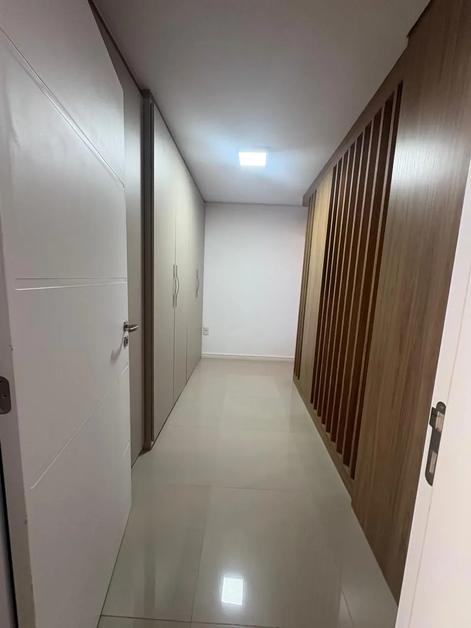 Imagem Apartamento à venda no Bairro Tristeza - Mobiliado. Lindo apartamento de 3 dormitórios, transformado em 2 dormitorios, sendo 1 suíte, com excelente distribuição dos ambientes.