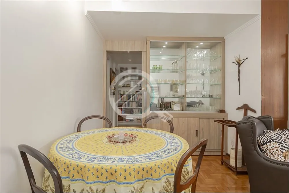 Imagem Apartamento à venda na Rua Sarmento Leite, no coração do Centro Histórico de Porto Alegre, em fr...