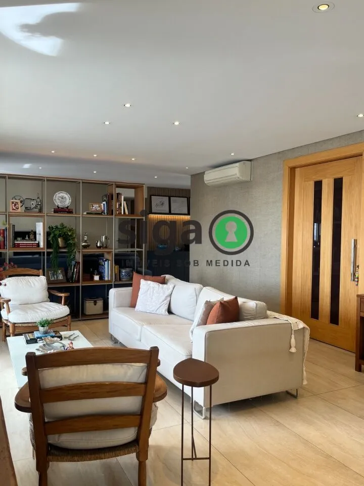 Imagem Apto à Venda com 200m², 3 suites, 4 vagas, Semi mobiliado, andar alto, no Panamby