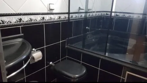 Imagem VENDA DE SOBRADO NO JARDIM PRESIDENTE DUTRA, EM GUARULHOS/SP, 300m² com 4 quartos, suíte, salão amplo e coberto e garagem para 02 autos. CONSULTE-NOS.