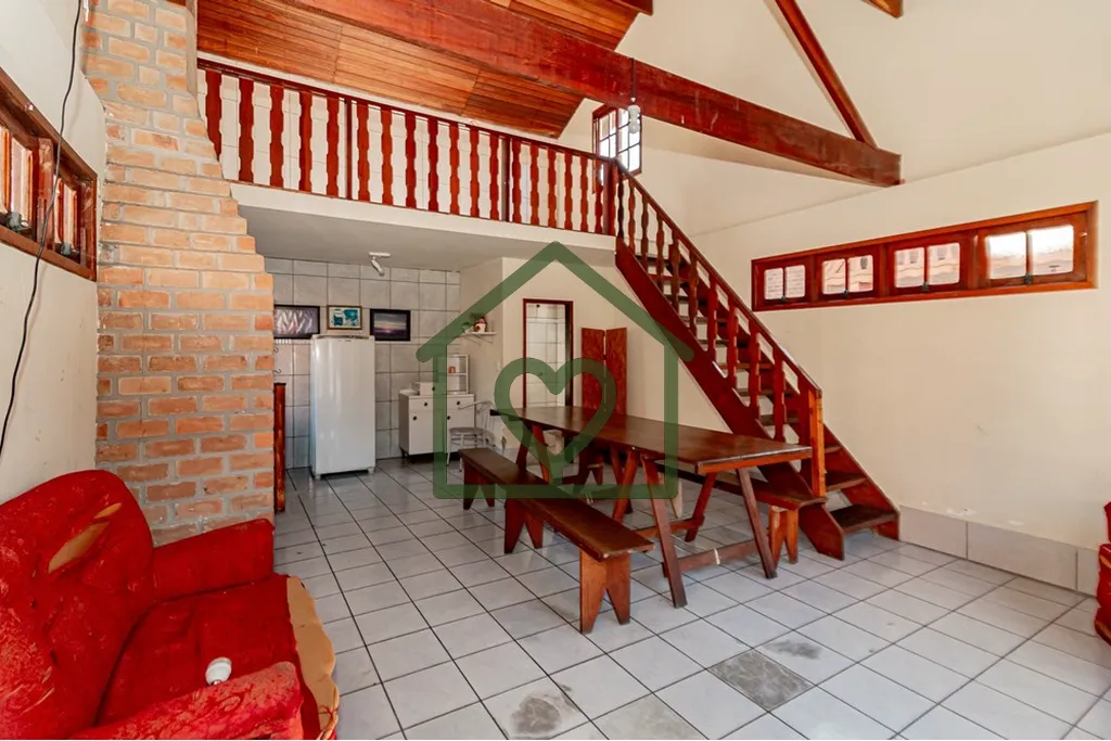 Imagem Charmosa casa em estilo cabana rústica, com 3 dormitórios e 2 banheiros, ideal para quem busca con...