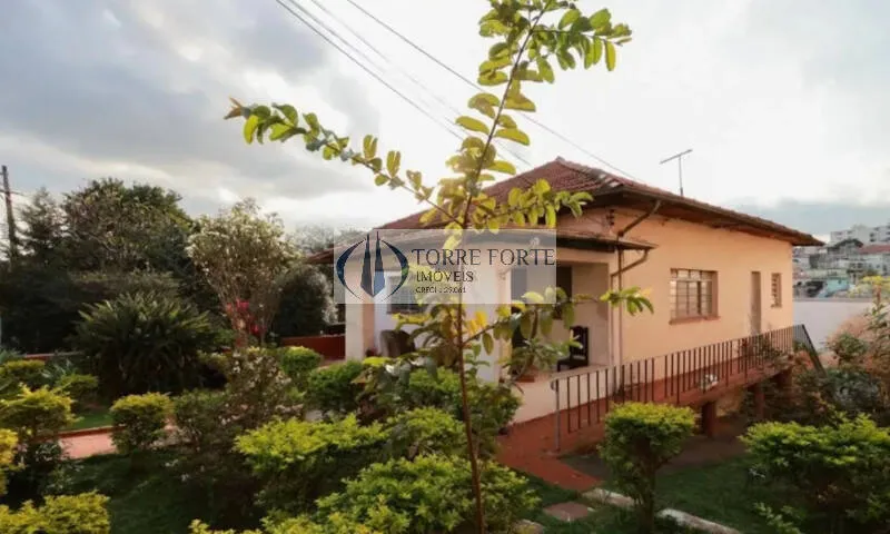 Imagem Casa espaçosa com 250 m², 3 dormitórios, 1 banheiro, 5 vagas de garagem