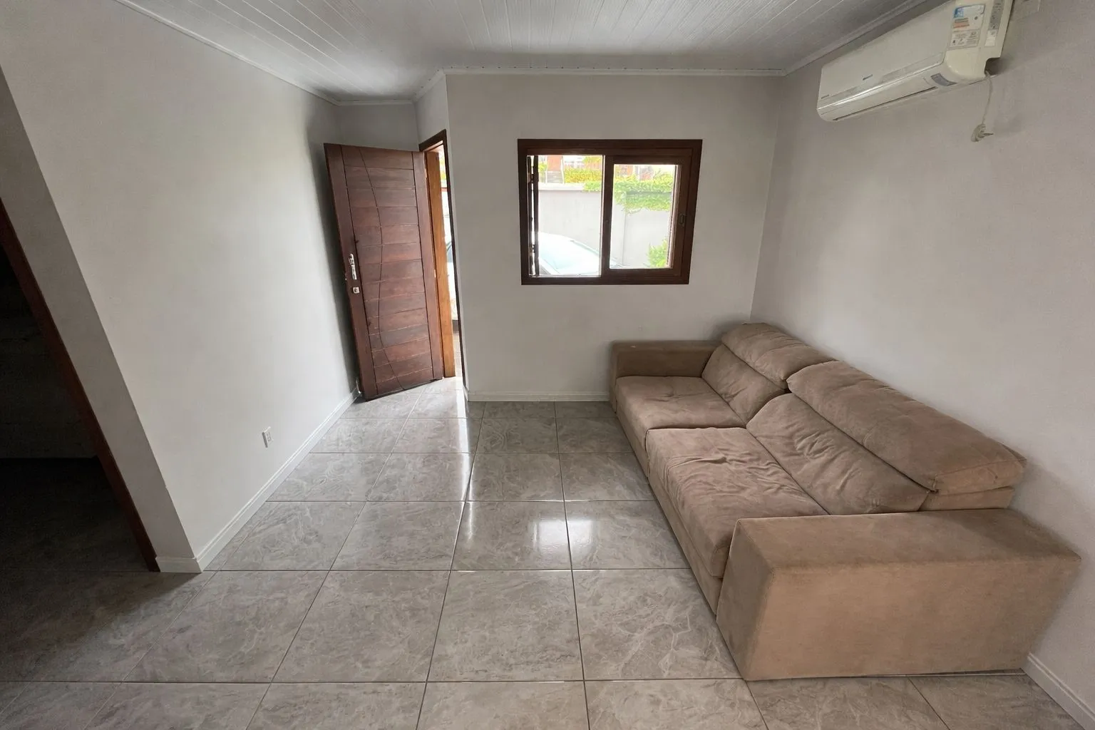 Imagem Casa com pátio grande semi-mobiliada no Bairro Camaquã.