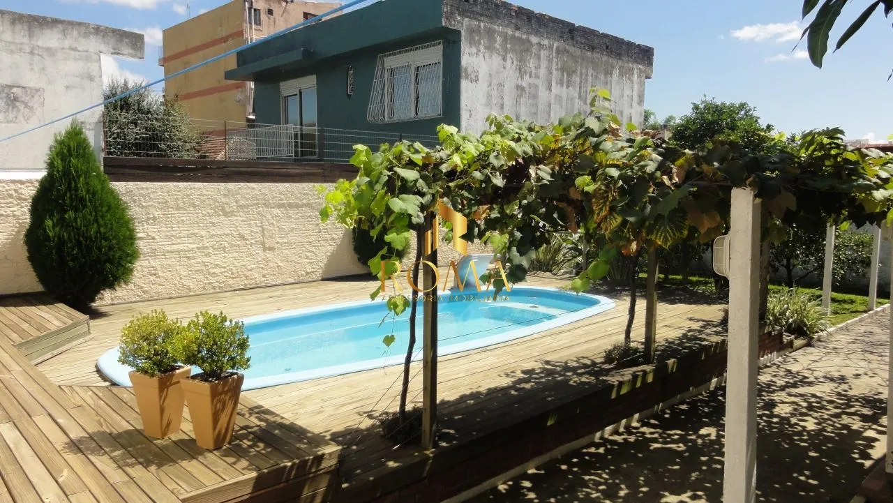Imagem Casa à Venda no Centro de Santa Maria com 5 Dormitórios, Piscina e Salão de Fest