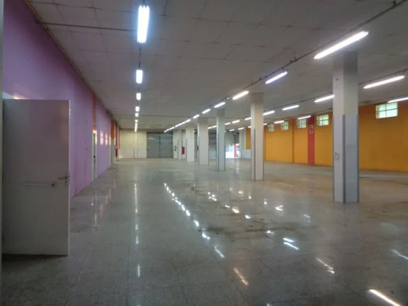 Imagem Barracão com 330m² de construção e 330m² de vagas localizado na Vila Rezende com banheiros e co...