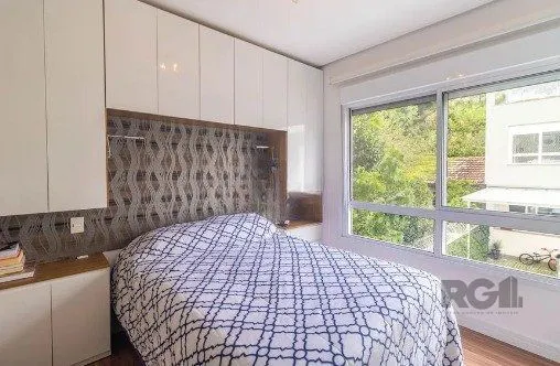 Imagem Casa impecável e mobiliada, com 3 niveis, possui 3 dormitórios sendo 1 suíte, 4 banheiros