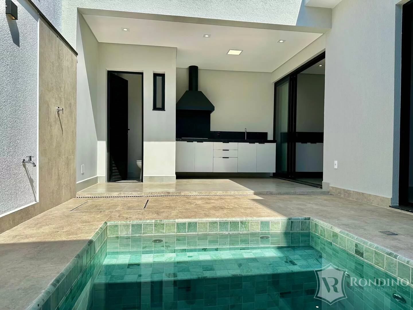 Foto do imóvel Casa t?(C)rrea em condomínio Terras de São Francisco, 3 dormitórios e piscina em Avenida Paraná