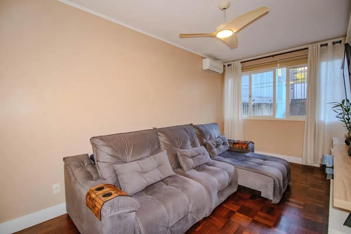 Imagem Casa Reformada com 5 Dormitórios e Amplo Pátio