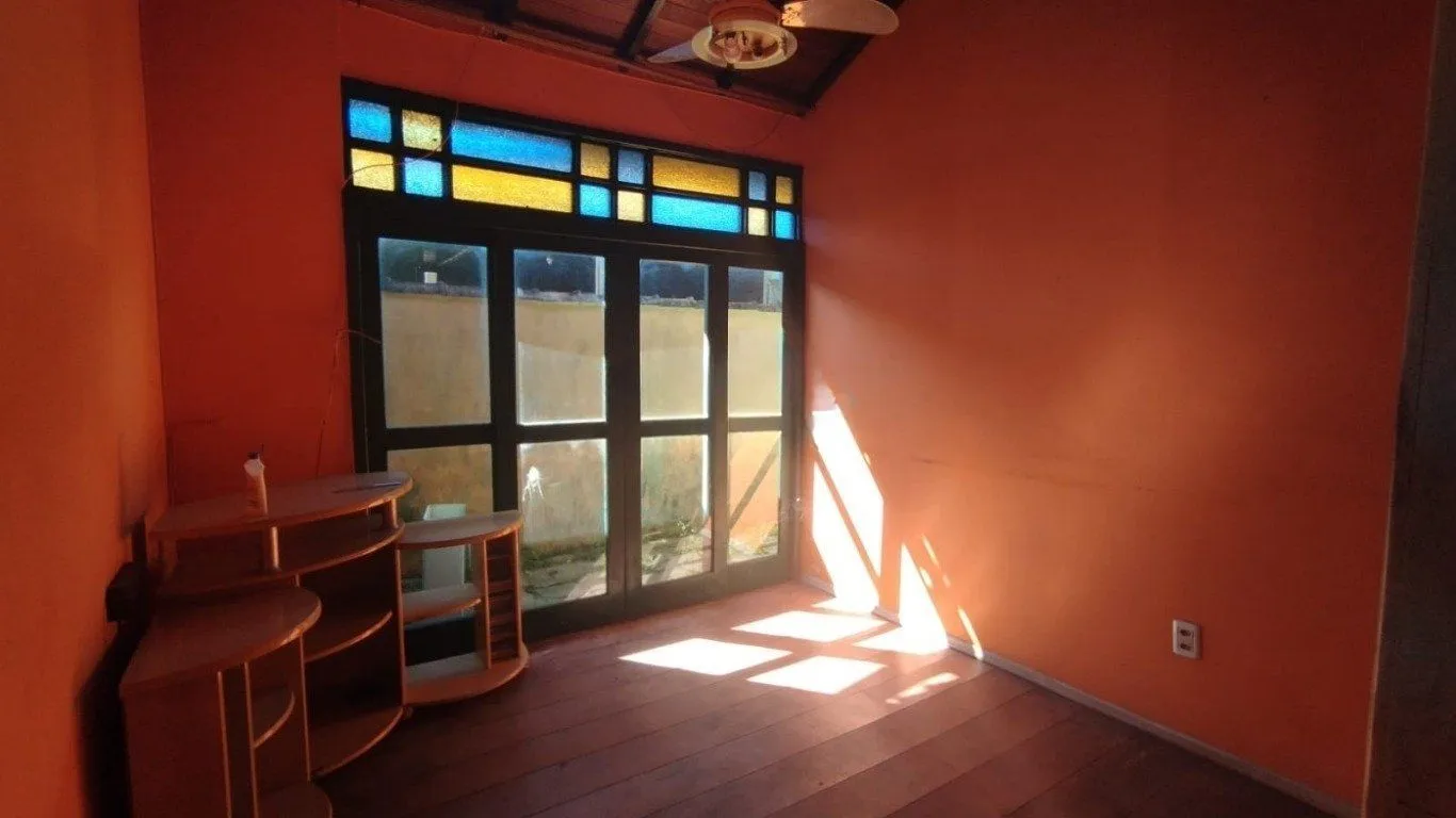Imagem Casa com 4 quartos e 257m² à venda em Guarujá, Porto Alegre.