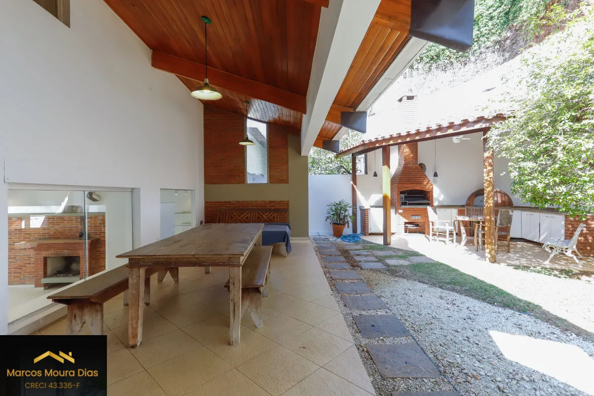 Imagem Casa no Sumaré com 3 Dormitórios ( 1 suíte), 359m² com Piscina, Elevador, Churrasqueira e 6 Vagas de Garagem