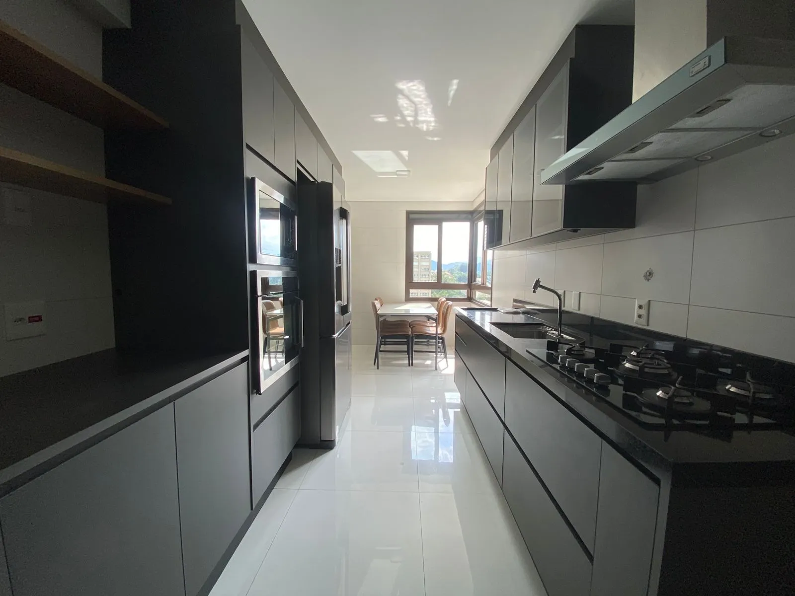 Imagem Apartamento para locação em São Paulo-SP, Green Valley Alphaville: 3 suítes, 2 salas, 4 banheiros, 4 vagas, 228m². Aproveite!