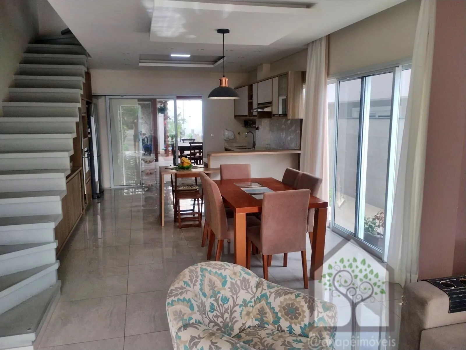 Imagem Casa 3 Quartos com 2 Suítes no Carianos, Florianópolis
