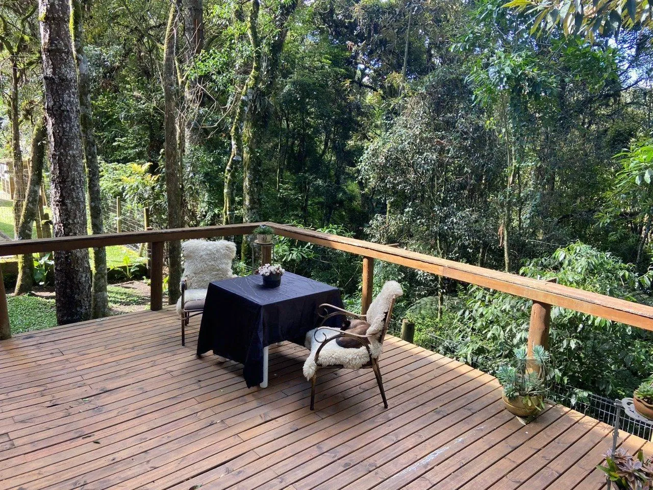 Imagem Casa com 2 suítes, lareira, deck, vaga de garagem - 140m² no bairro Laje de Pedra, Canela/RS