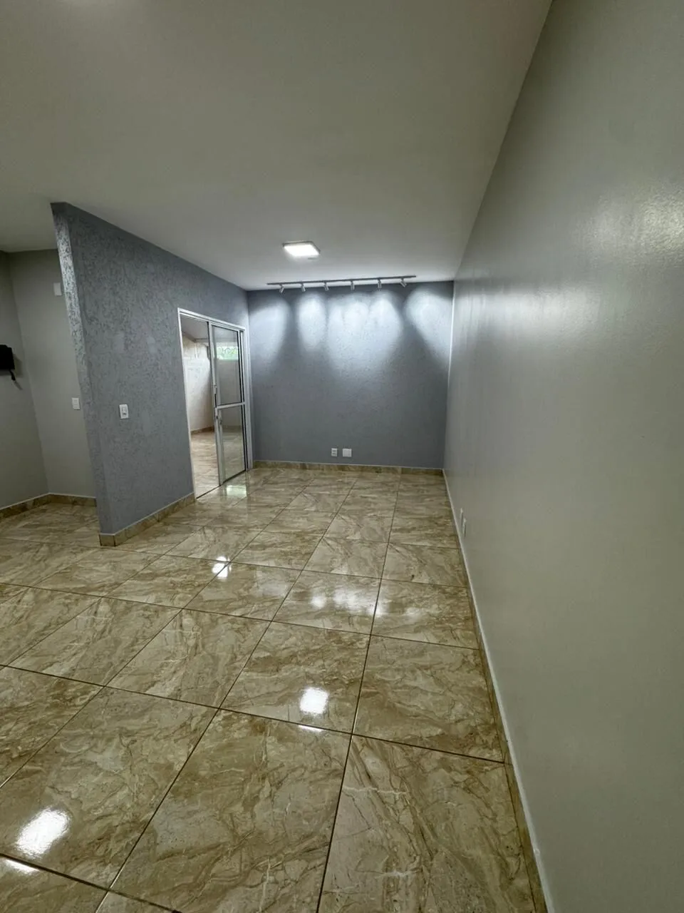 Imagem Casa térrea em condomínio. 2 quartos com 2 vagas.