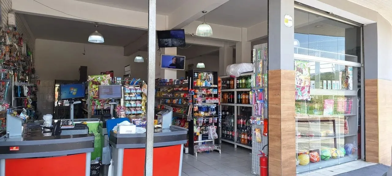Imagem Imperdível Casa Comercial à Venda em Cidade], Bairro]: 3 Quartos, 1 Suíte, 1 Sala, 2 Banheiros, 5 Vagas, 256m²!