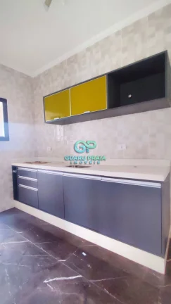 Imagem 3 quartos, sala para 2 ambientes com sacada, reformado, piso em porcelanato, cozinha com armários, banheiro social e de serviço, área de serviço.