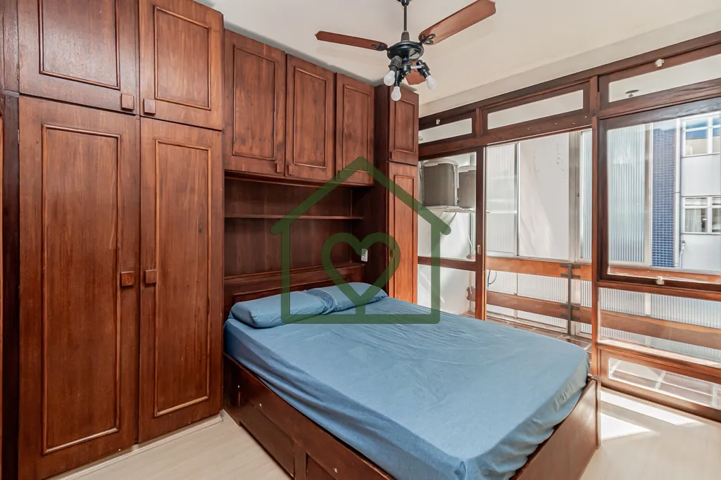 Imagem Com 54m² bem distribuídos, o apartamento conta com 1 dormitório. 
 
O imóvel passou por melhoria...