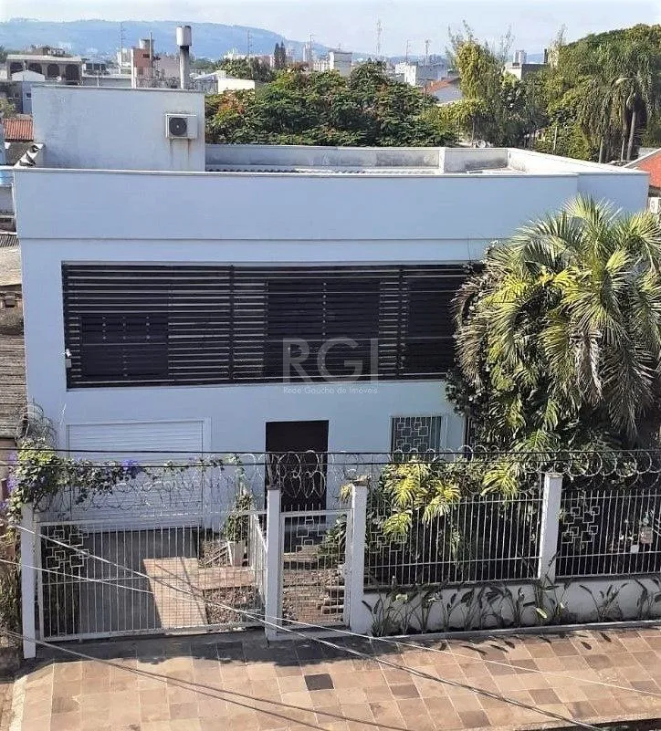 Imagem Casa com 233m², 2 dormitórios sendo 1 suíte, living com lareira, espaço gourmet com churrasqueira, pátio e 2 vagas de garagem no bairro Sarandi